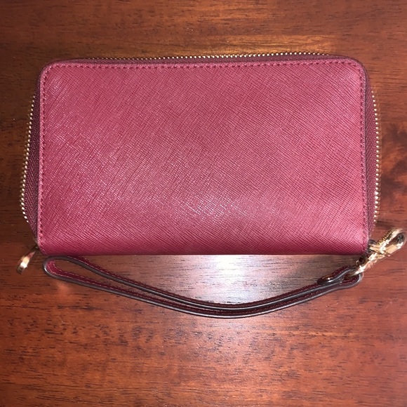 MICHAEL KORS GORGEOUS CROSSBODY HANDBAG WITH MATCHING WRISTLET - Picture 16 of 16